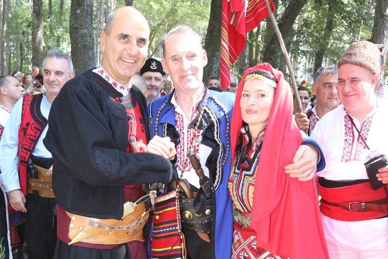 Холивудска звезда се ожени с носия за българка на един от най-големите фолклорни фестивали СНИМКИ