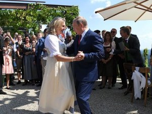 Булката на топ дипломат разцелува Путин СНИМКИ