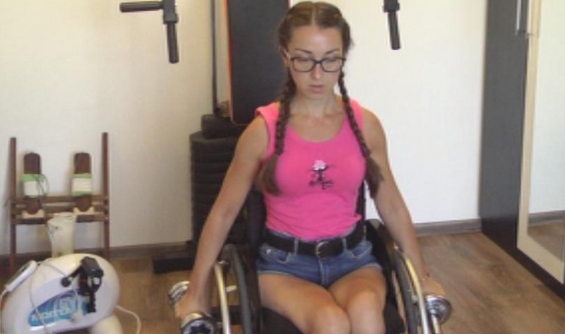 Зов за помощ! Красива млада българка прекарва 13 години живот в болка, прикована в инвалидна количка СНИМКА