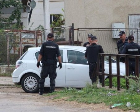 12 часа убиецът от Лесново държал нащрек полицаи и барети