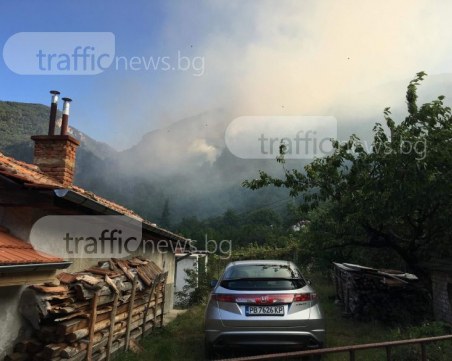 Карлово се събуди с миризма на изгоряло, цяла нощ гасиха пожара без техника СНИМКИ