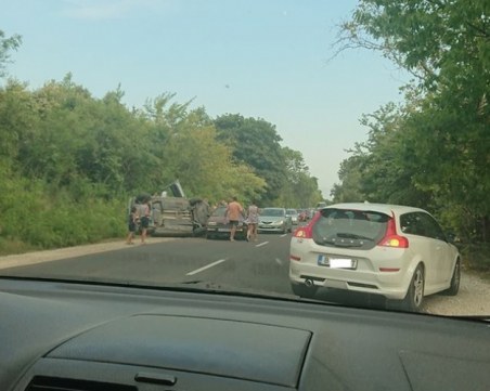 Кола се обърна край Варна, затапи движението