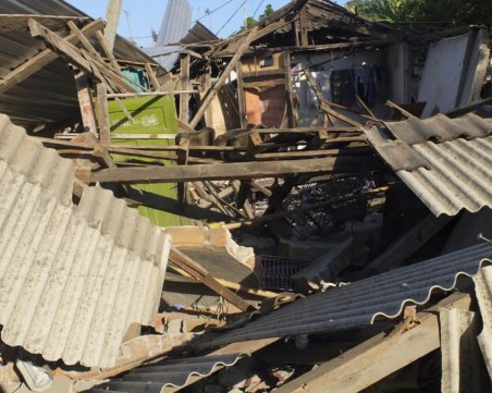 Мощен трус удари Индонезия