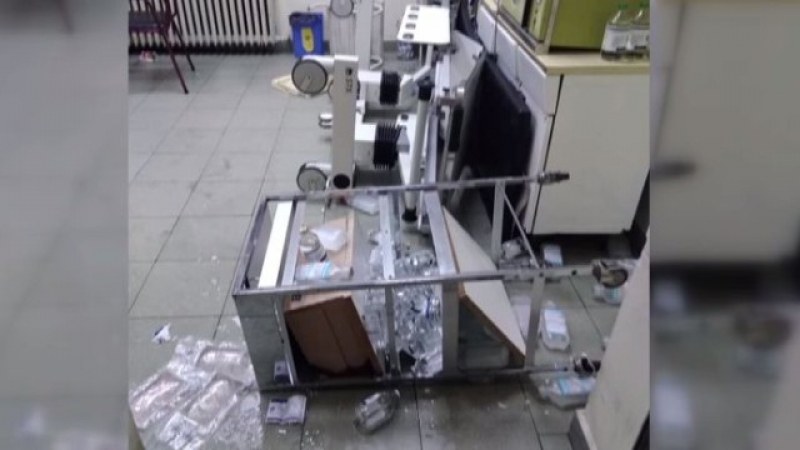 Агресивен мъж изпотроши кабинет в спешното отделение в болница СНИМКИ