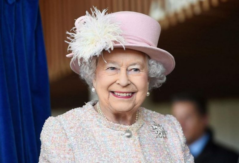 Елизабет II шофира без книжка, пътува без паспорт по света
