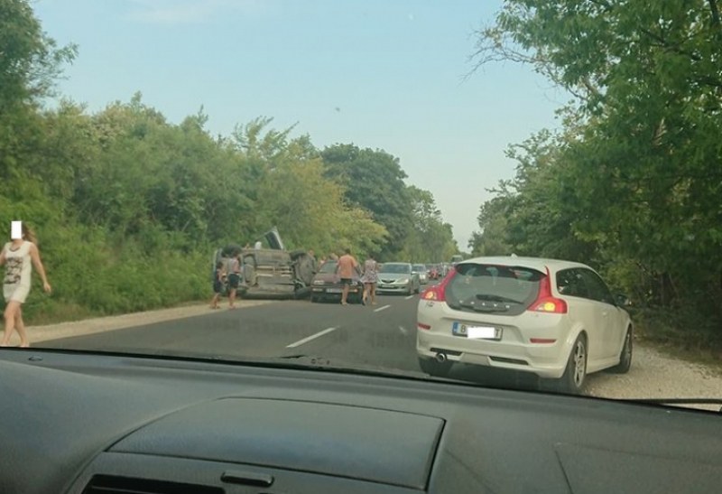 Кола се обърна край Варна, затапи движението