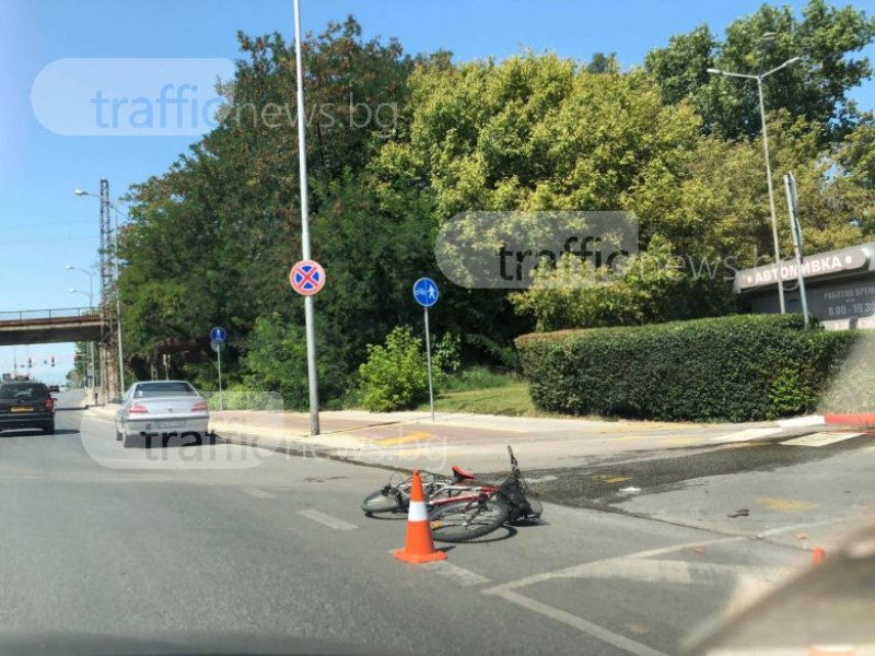 Тежка катастрофа: Кола блъсна велосипедист на бул. 