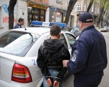 Арестуваха 18-годишен, претарашил къща на възрастен мъж