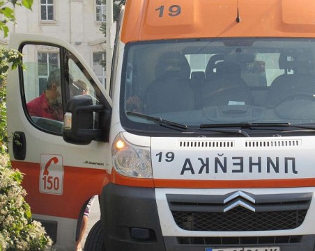 Фолксваген се натресе в спрял автомобил, той отскочи и удари пешеходка