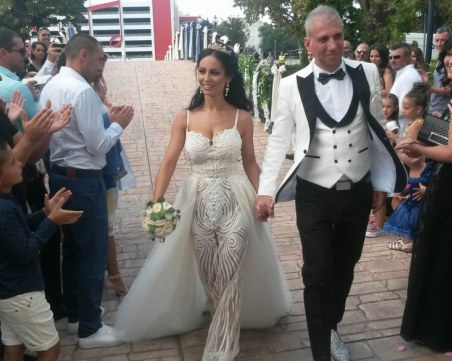 Газ до дупка и много настроение на сватбата на автомобилната двойка Костадин и Ани ВИДЕО