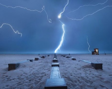 Мълния покоси 25-годишен младеж, докато плувал в морето