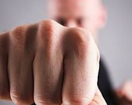 Мъж преби жена си с метална тръба край Пловдив