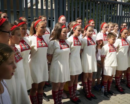Отново протест пред сградата на БНР! Този път излязоха - деца