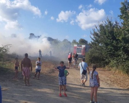 Подпалени стърнища уплашиха къмпингуващи на Китен СНИМКИ