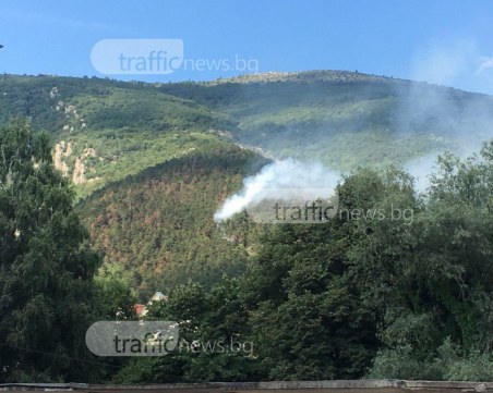 Пожарът над Карлово се разгоря! Градът отново потъна в дим ВИДЕО