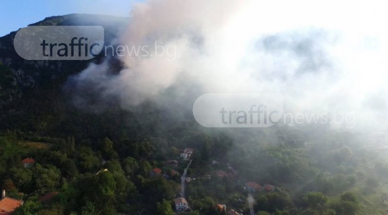 Огнеборци продължават да дежурят на мястото на пожара в Карлово
