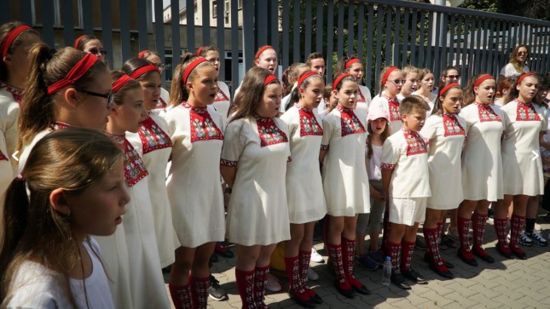 Отново протест пред сградата на БНР! Този път излязоха - деца