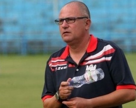 Изхвърлиха от футбола треньор, пребил съдия на терена ВИДЕО