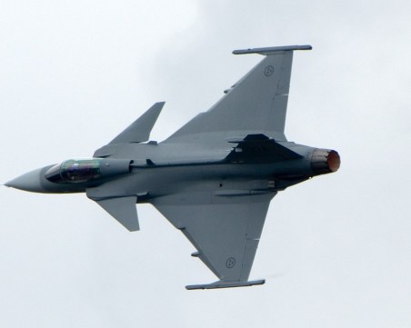 Изтребител се разби в Швейцария заради ято птици