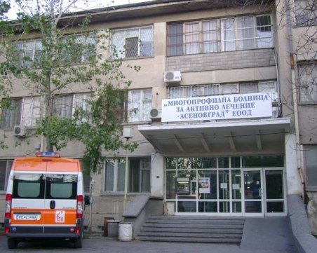 Мъж нападна полицаи пред болницата в Асеновград