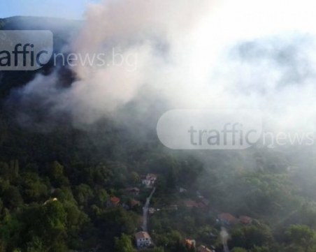 Огнеборци потушиха възобновилия се пожар в Карлово
