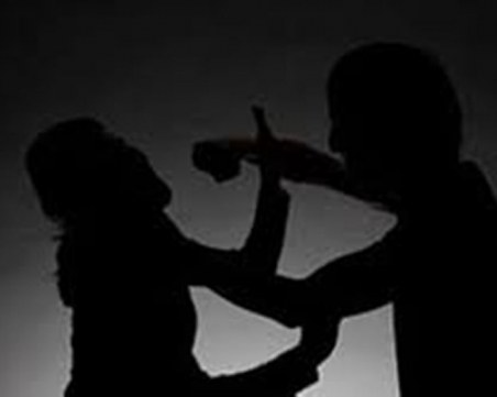 Трима нападнаха момиче в центъра на Пловдив! Напръскаха я със спрей и я обраха