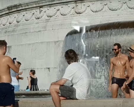 Туристи решиха да се изкъпят във фонтан в Рим... голи ВИДЕО