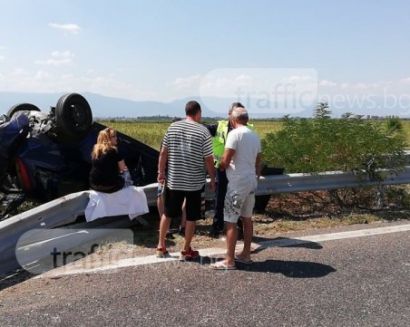 Зверско меле на магистрала Тракия край Пазарджик! Кола е по таван, има пострадали СНИМКИ