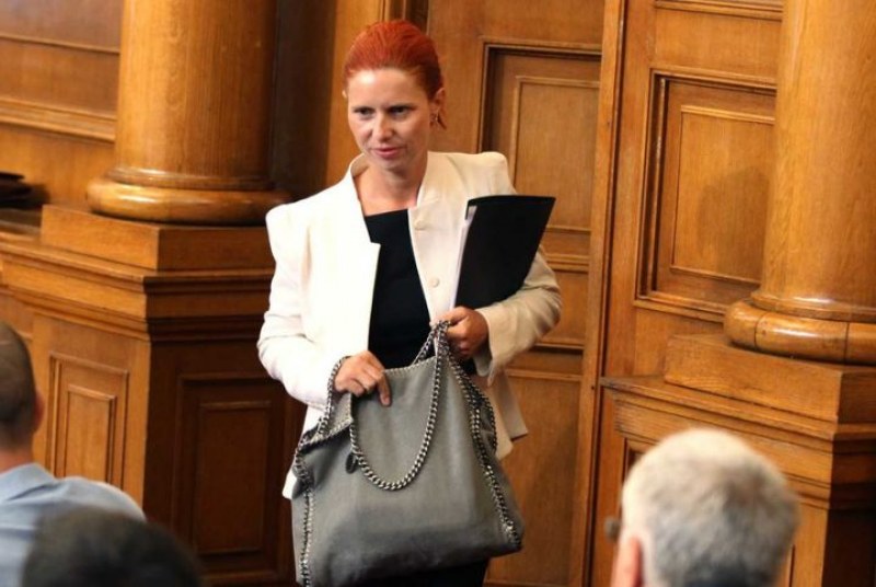 Ралица Агайн подава “емоционална“ оставка