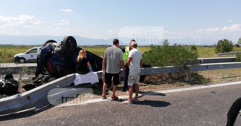 Зверско меле на магистрала Тракия край Пазарджик! Кола е по таван, има пострадали СНИМКИ