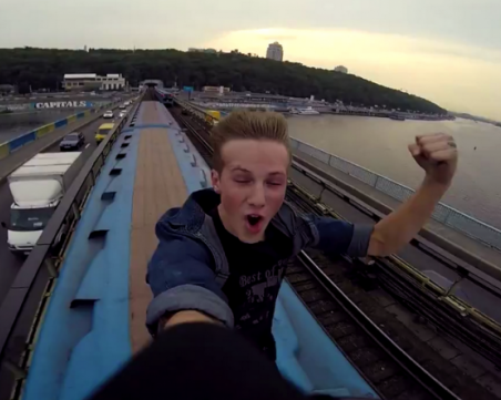 11-годишен се покатери за селфи върху влак край Пловдив, удари го волтова дъга