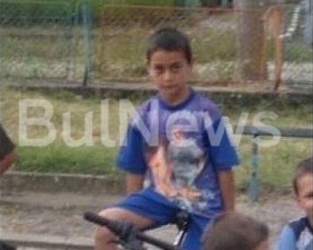 Десетки хора се прощават с 13-годишното момче, прегазено от брат си с трактор