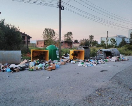 Полицаи ровиха в контейнери за смет в Раковски, оставиха кочина след себе си СНИМКИ