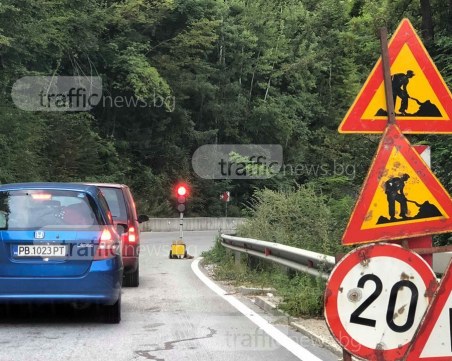 Ново свлачище на пътя Пловдив-Смолян, ограничиха движението в едната лента СНИМКИ