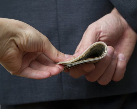 Почерпен шофьор пъхна 10 лева в джоба на полицай, арестуваха го