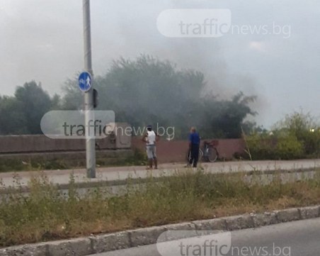 Роми отново горят гуми в Пловдив! Черен дим се извиси над “Източен“ СНИМКИ