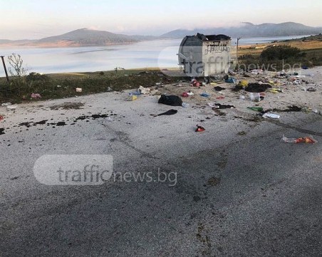 Събират от 2 до 5 лева на ден такса смет на къмпингуващите край Батак, а боклуците преливат СНИМКИ