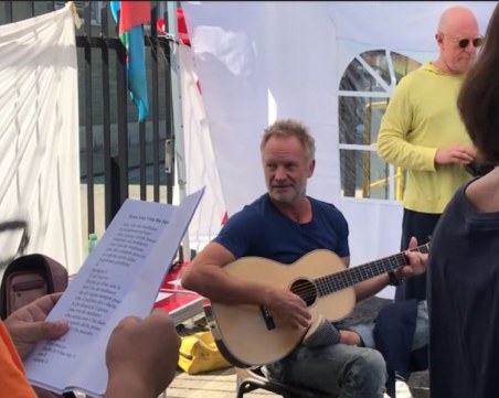 Стинг направи импровизиран концерт по време на протест ВИДЕО