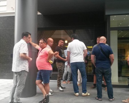 Точно в 19.12 часа гласуваха: Самуилов взима 60 процента от акциите в Ботев СНИМКИ