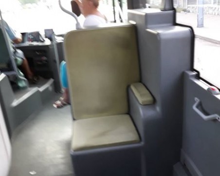 За кой ли път! Кондукторка си варди 