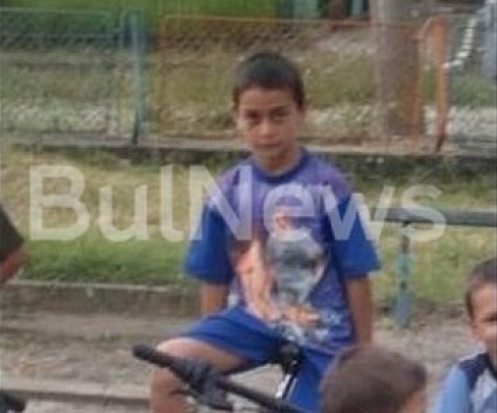 Десетки хора се прощават с 13-годишното момче, прегазено от брат си с трактор