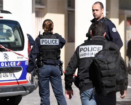 Атака с нож в Париж! Двама души са загинали