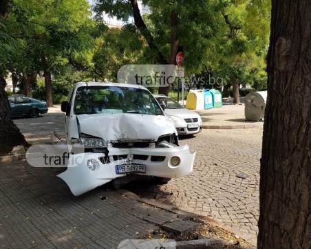 Бус отнесе джип в центъра на Пловдив, пострада и трета кола СНИМКИ