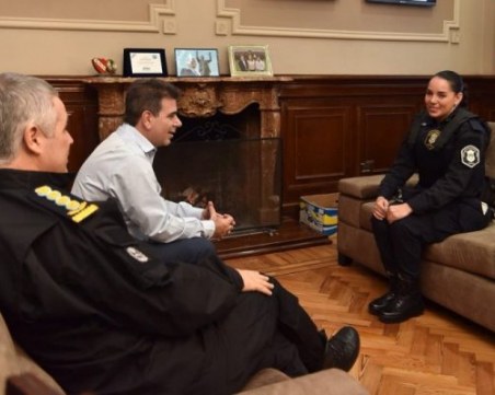 Добрият пример: Полицайка накърми изоставено бебе СНИМКА