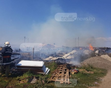 Голям пожар в пловдивско село! Изгоряха десетки агнета, 5 пожарни се борят с пламъците СНИМКИ+ВИДЕО