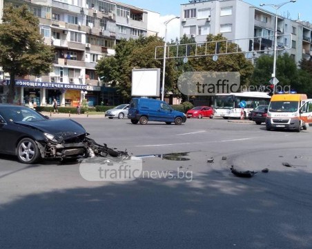 Меле в Пловдив! Мерцедес се размаза в преминаваща линейка СНИМКИ