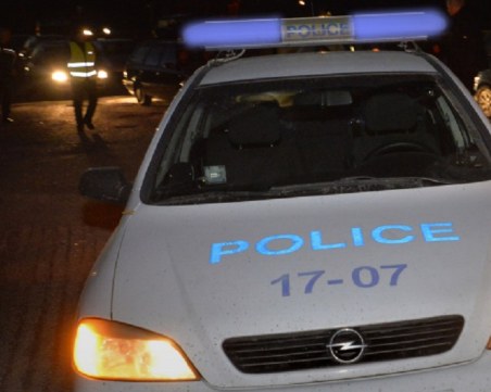 Пиян мъж спи в колата си в Пловдив, полицаи го накараха да я премести и му взеха книжката