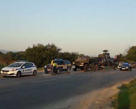 Превозват авариралия хеликоптер към Крумово, голям военен кордон го пази ВИДЕО