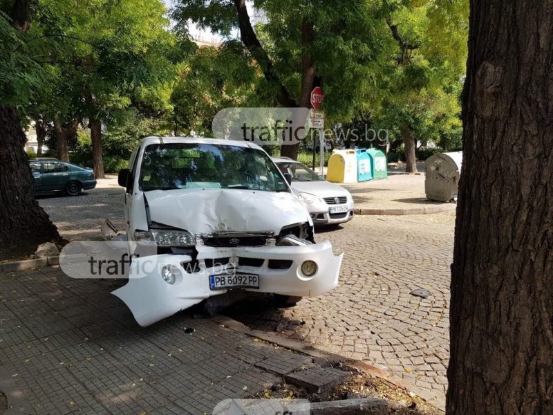 Бус отнесе джип в центъра на Пловдив, пострада и трета кола СНИМКИ