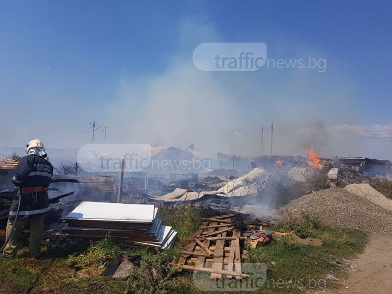 Голям пожар в пловдивско село! Изгоряха десетки агнета, 5 пожарни се борят с пламъците СНИМКИ+ВИДЕО
